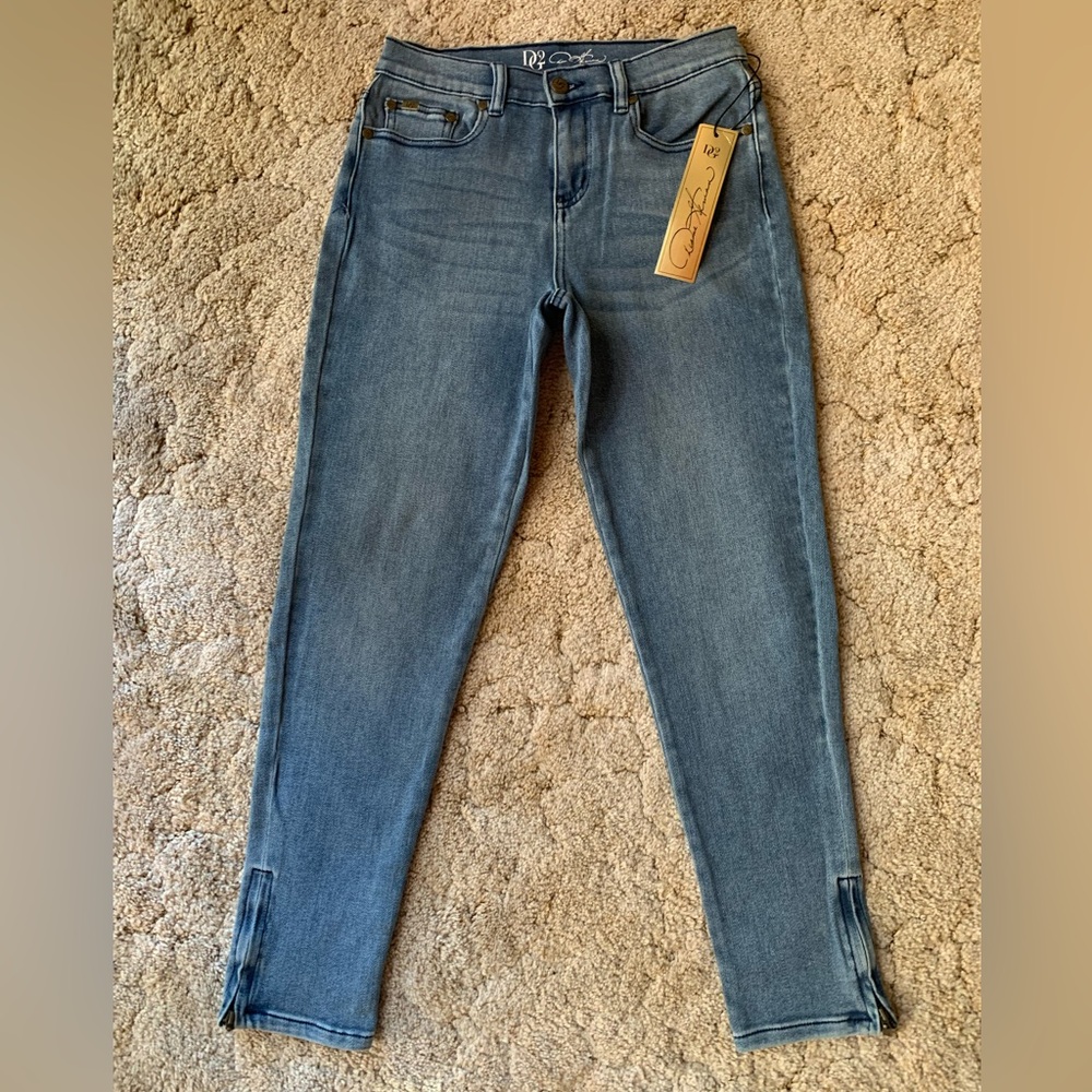 NWT DG2 DIANE GILMAN LITE WASH STRETCH TAPERED SKINNY JEANS SIZE 2P